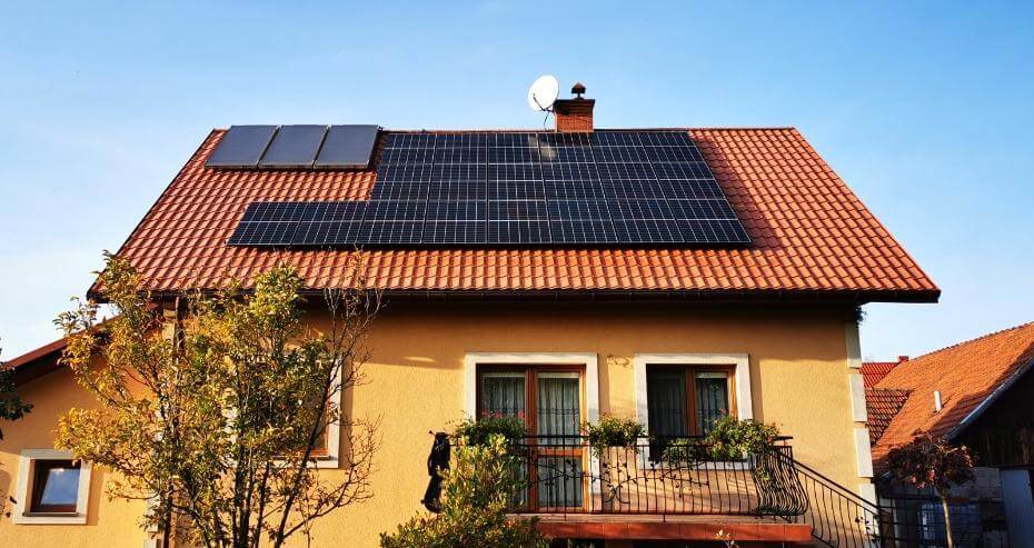 dom z solarami na dachu