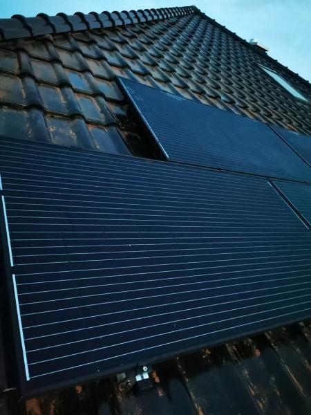 panele słoneczne zamontowane na dachu grodziec