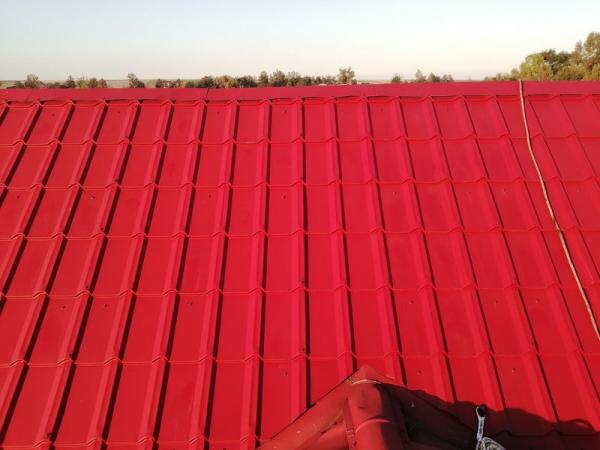 czerwony dach budynku