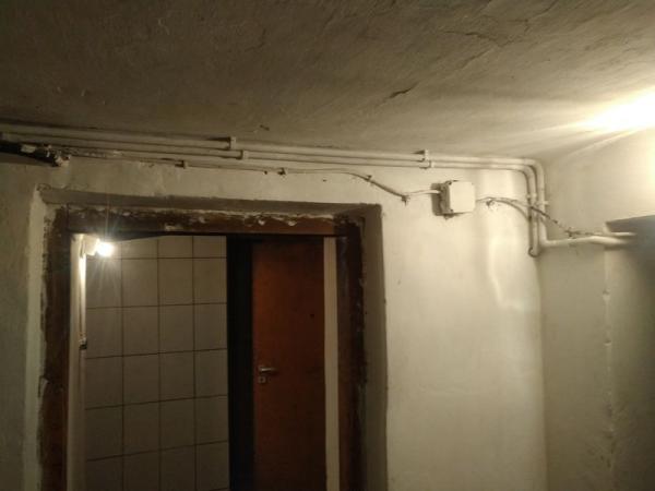 czarnieckiego 9 rury nad drzwiami